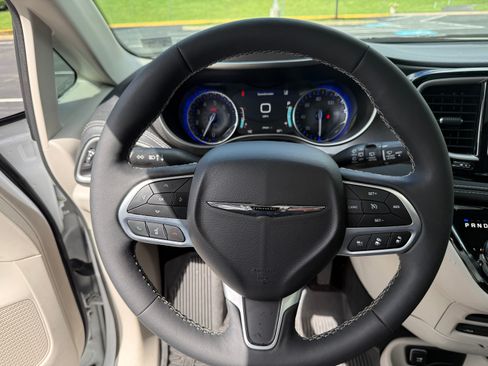 Used 2024 Chrysler Pacifica Touring-L w/ Uconnect Theater Family Group FWD image 12