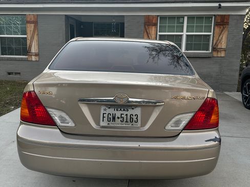 Used 2000 Toyota Avalon XL image 1