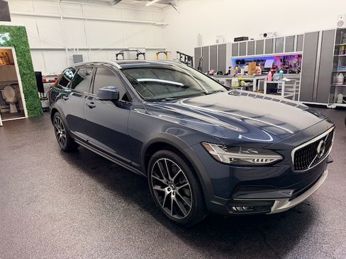 Used 2020 Volvo V90 T6 Cross Country image 5