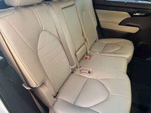 Used 2022 Toyota Highlander XLE image 17