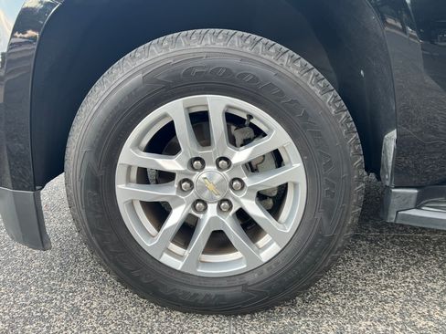 Used 2017 Chevrolet Suburban LT RWD image 29