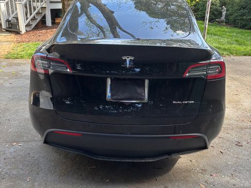 Used 2022 Tesla Model Y Long Range image 2