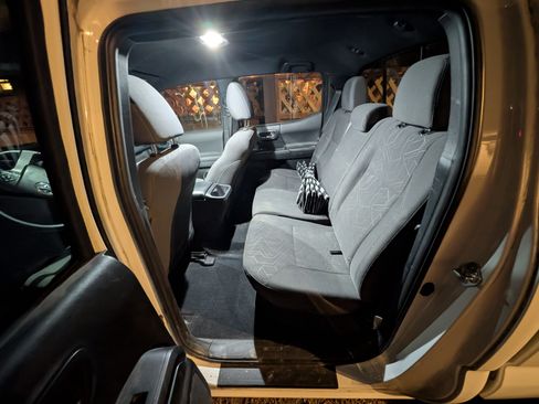 Used 2017 Toyota Tacoma TRD Sport image 10