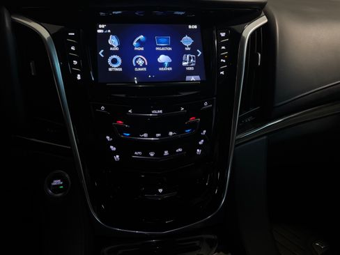 Used 2019 Cadillac Escalade Platinum AWD/4WD image 16