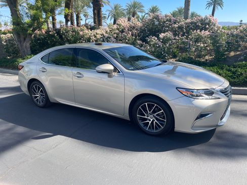 Used 2016 Lexus ES 350 350 Sedan 4D w/ Luxury Package w/Wood Trim image 4