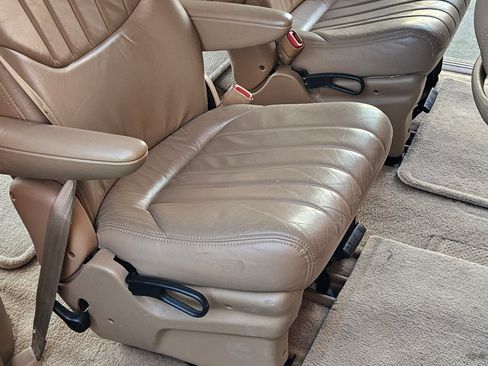 Used 1996 Chrysler Town & Country LX image 9