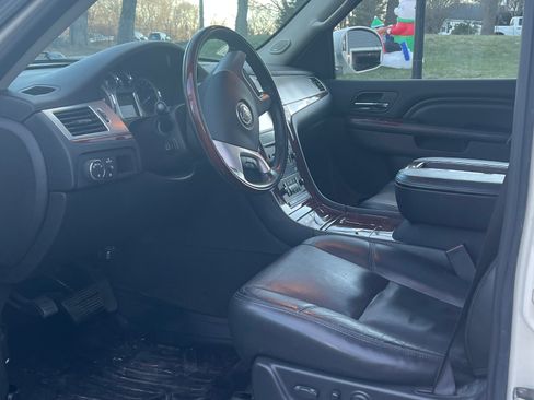 Used 2013 Cadillac Escalade Premium image 8