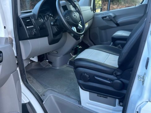 Used 2015 Mercedes-Benz Sprinter 2500 image 2