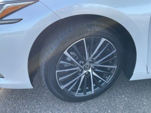 Used 2023 Lexus ES 300h w/ Premium Package image 4