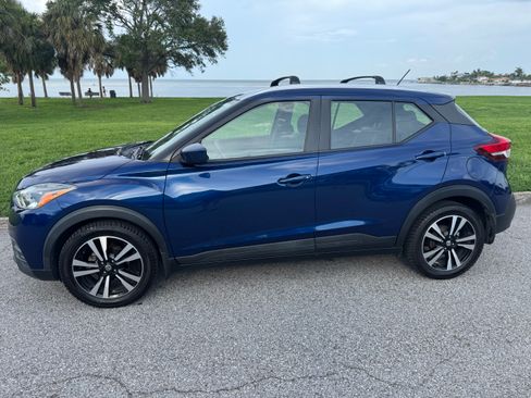 Used 2018 Nissan Kicks SV FWD image 1