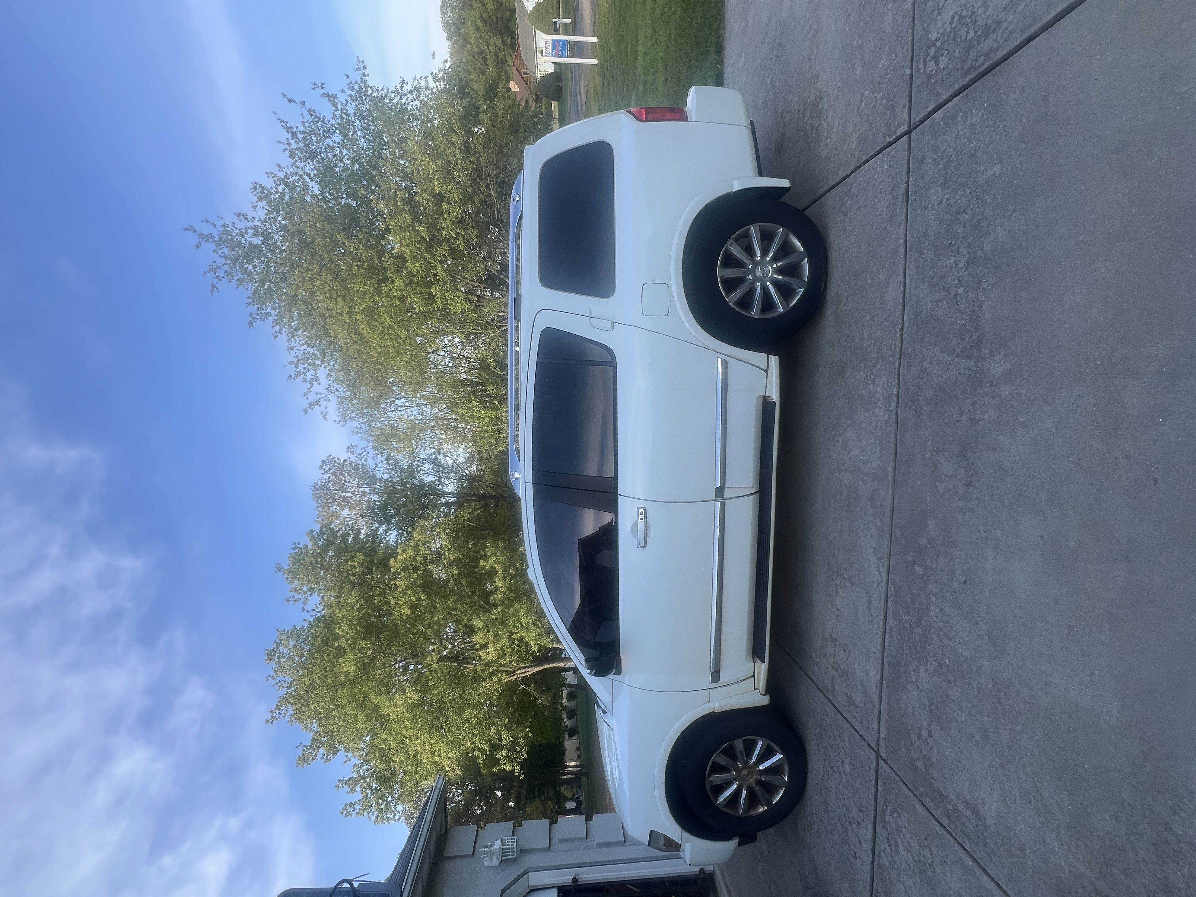 Used 2010 INFINITI QX56 4WD w/ Technology Pkg image 1