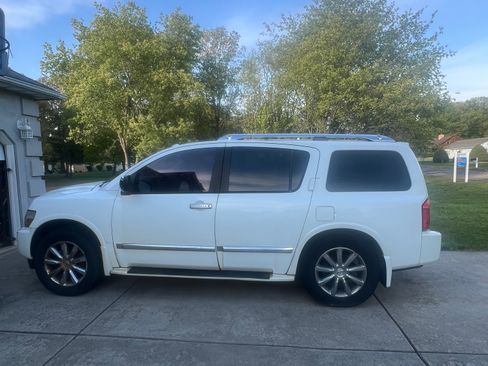 Used 2010 INFINITI QX56 4WD w/ Technology Pkg image 1