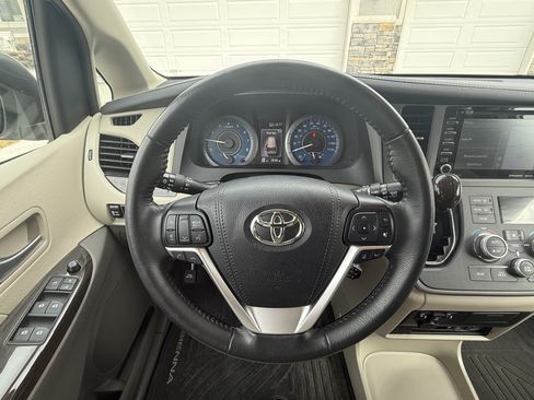 Used 2020 Toyota Sienna XLE Premium image 9