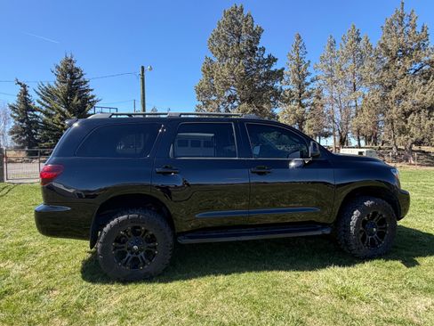 Used 2019 Toyota Sequoia TRD Sport w/ TRD Sport Premium Package image 2