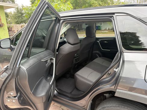 Used 2021 Toyota RAV4 XLE image 9