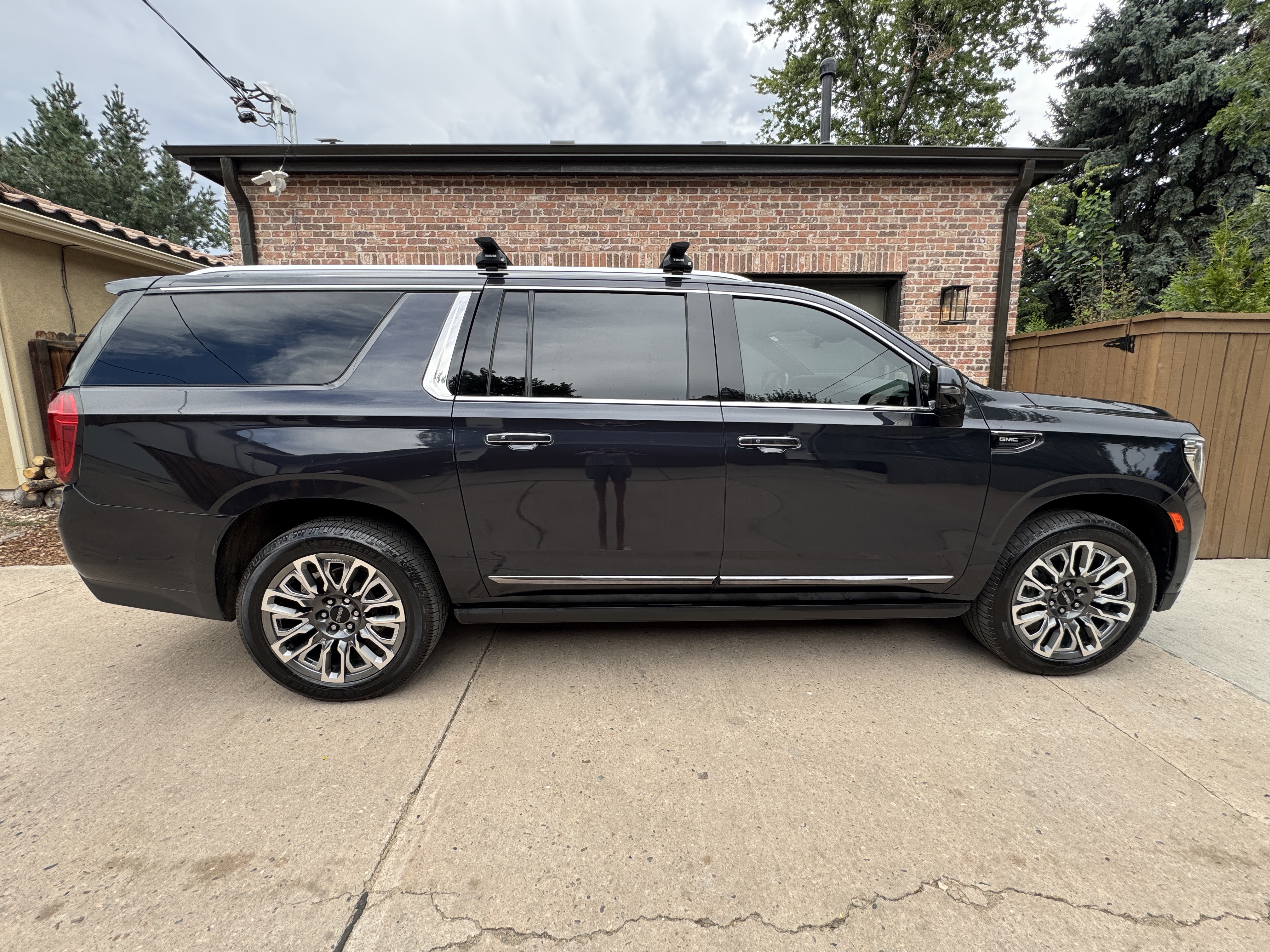 Used 2023 GMC Yukon XL Denali Ultimate AWD/4WD image 1