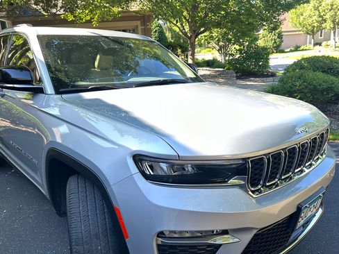 Used 2022 Jeep Grand Cherokee Limited w/ Luxury Tech Group II AWD/4WD image 5