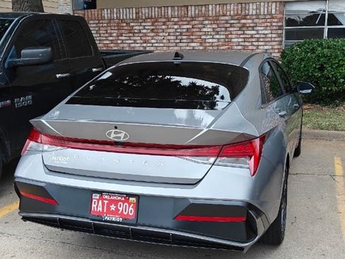 Used 2025 Hyundai Elantra SEL image 1