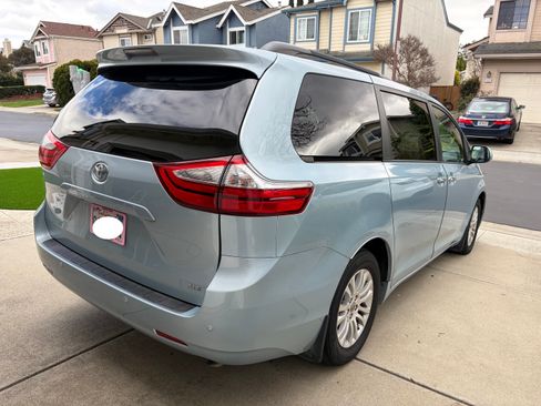 Used 2017 Toyota Sienna XLE w/ XLE Navigation Package image 5