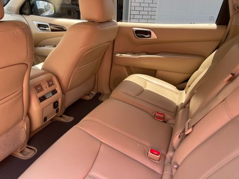 Used 2015 Nissan Pathfinder Platinum FWD image 11