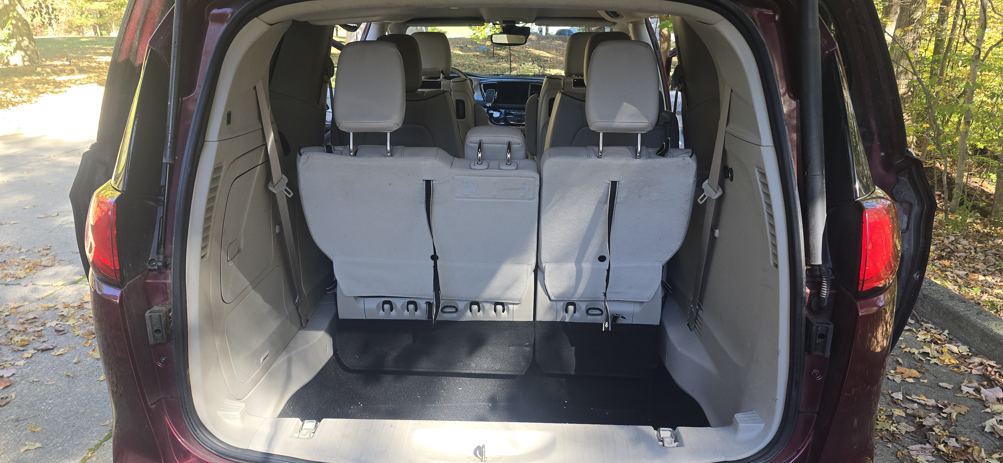Used 2017 Chrysler Pacifica Platinum FWD image 16