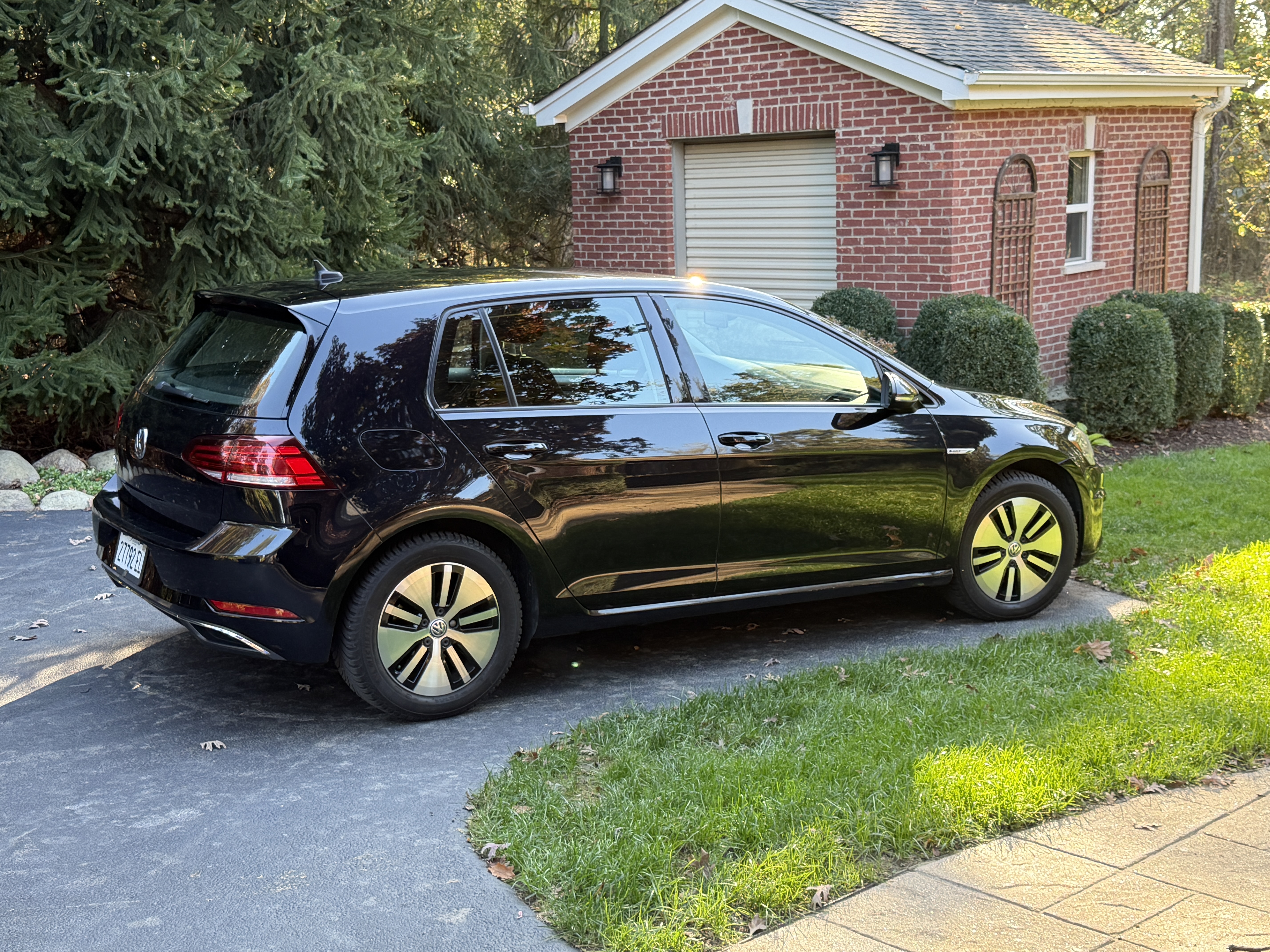 Used 2018 Volkswagen e-Golf SE w/ DC Fast Charging Package FWD image 1