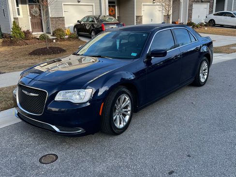 Used 2017 Chrysler 300 Limited image 1