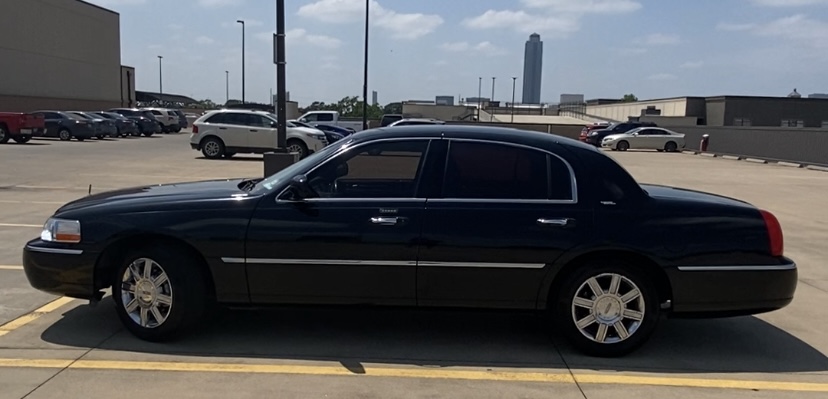 Used 2011 Lincoln Town Car Signature Limited RWD image 1
