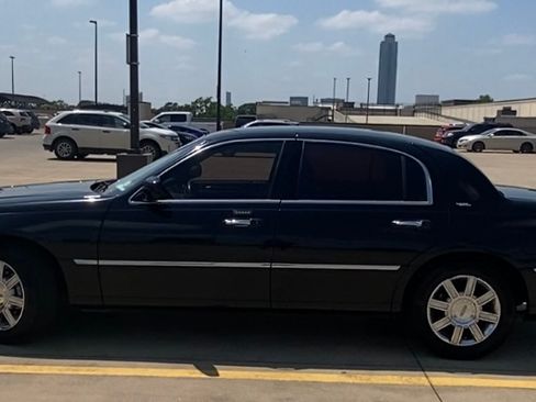 Used 2011 Lincoln Town Car Signature Limited image 1