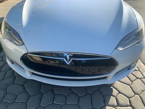 Used 2012 Tesla Model S Signature Performance image 5