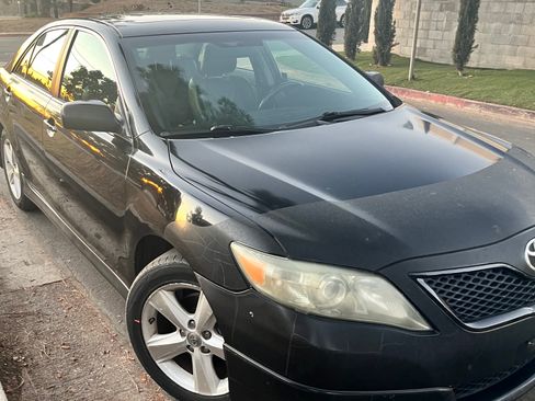 Used 2010 Toyota Camry SE image 2