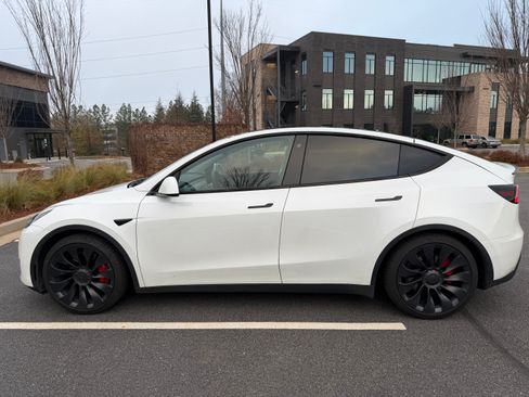 Used 2022 Tesla Model Y Performance image 1