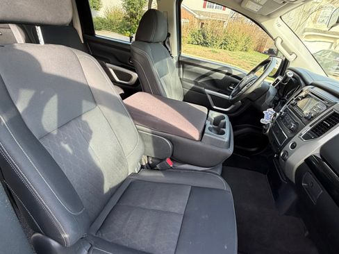 Used 2018 Nissan Titan SV image 15