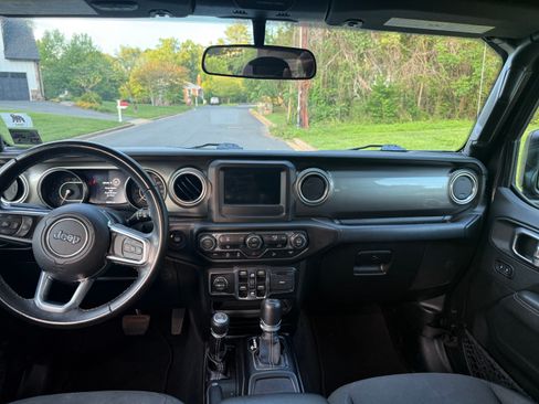 Used 2019 Jeep Wrangler Unlimited Sahara AWD/4WD image 11