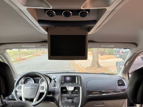 Used 2015 Chrysler Town & Country Touring image 17