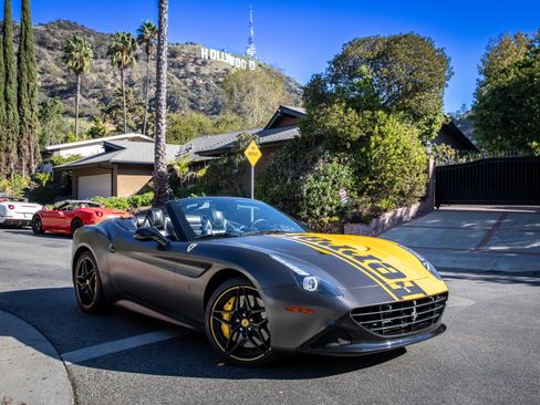 Used 2015 Ferrari California T image 1