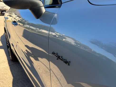 Used 2022 Porsche Cayenne E-Hybrid Sport Utility 4D image 2