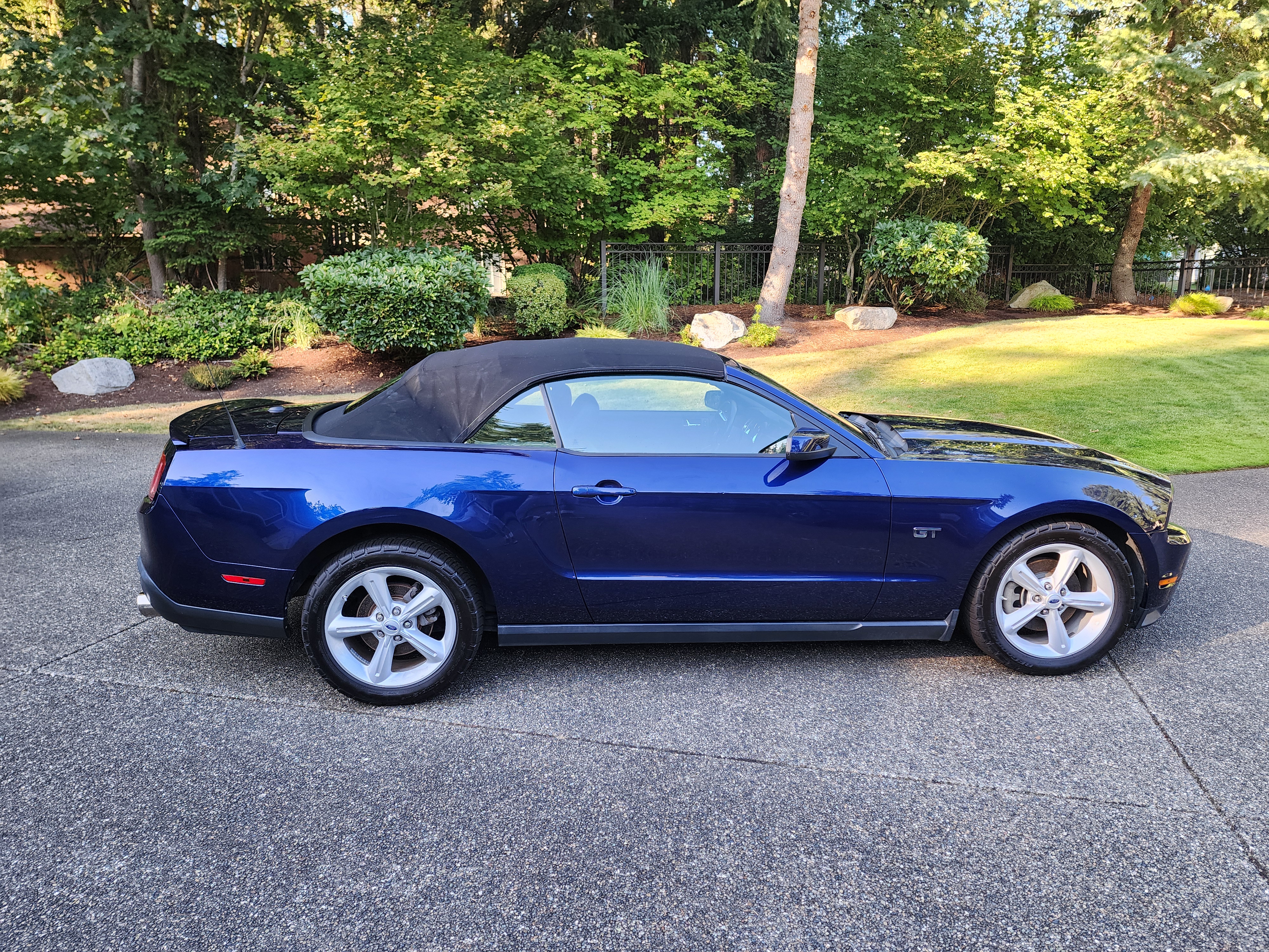 Used 2010 Ford Mustang GT RWD image 17