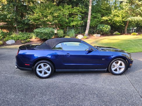 Used 2010 Ford Mustang GT RWD image 17