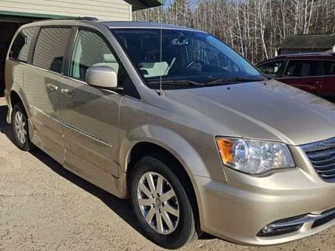 Used 2013 Chrysler Town & Country Touring image 5
