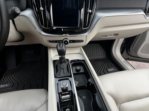 Used 2018 Volvo XC60 T5 Momentum w/ Convenience Package image 14