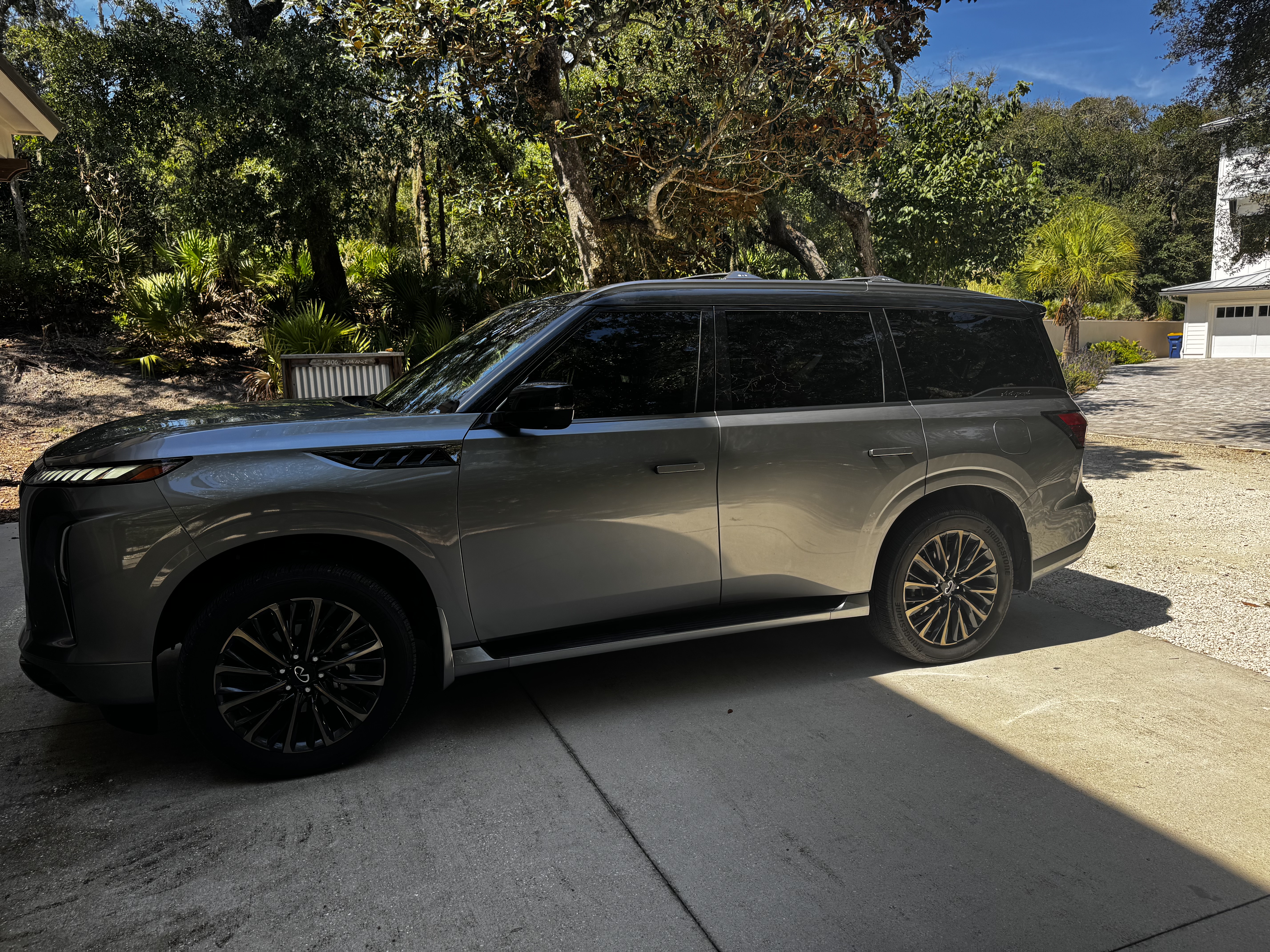 Used 2025 INFINITI QX80 Autograph w/ Autograph Exterior Package AWD/4WD image 2