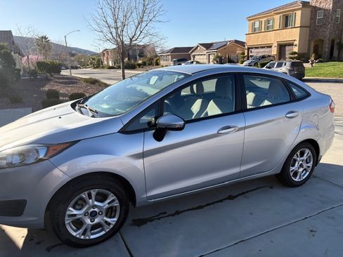Used 2016 Ford Fiesta SE image 2