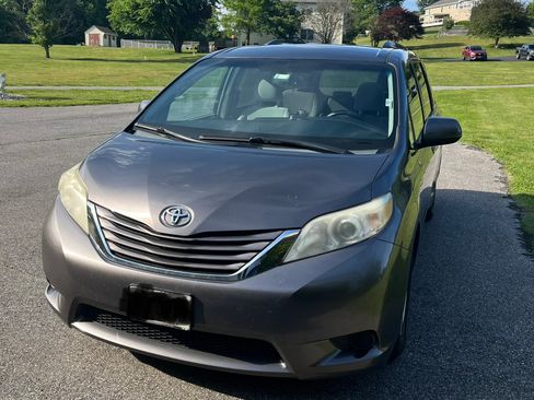 Used 2015 Toyota Sienna LE FWD image 13