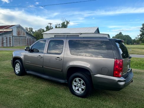 Used 2011 GMC Yukon XL SLE RWD image 2