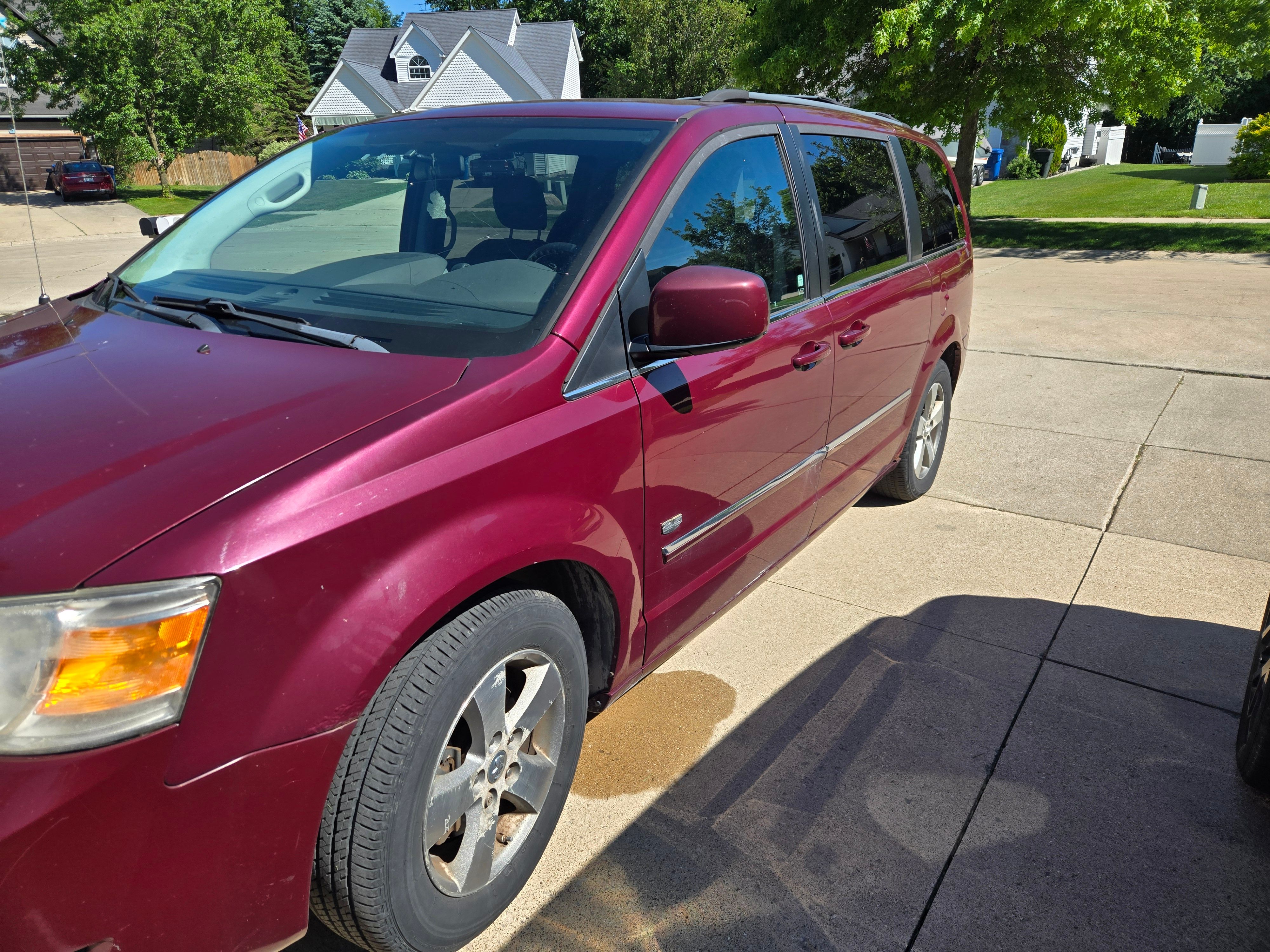 Used 2009 Dodge Grand Caravan SXT FWD image 1