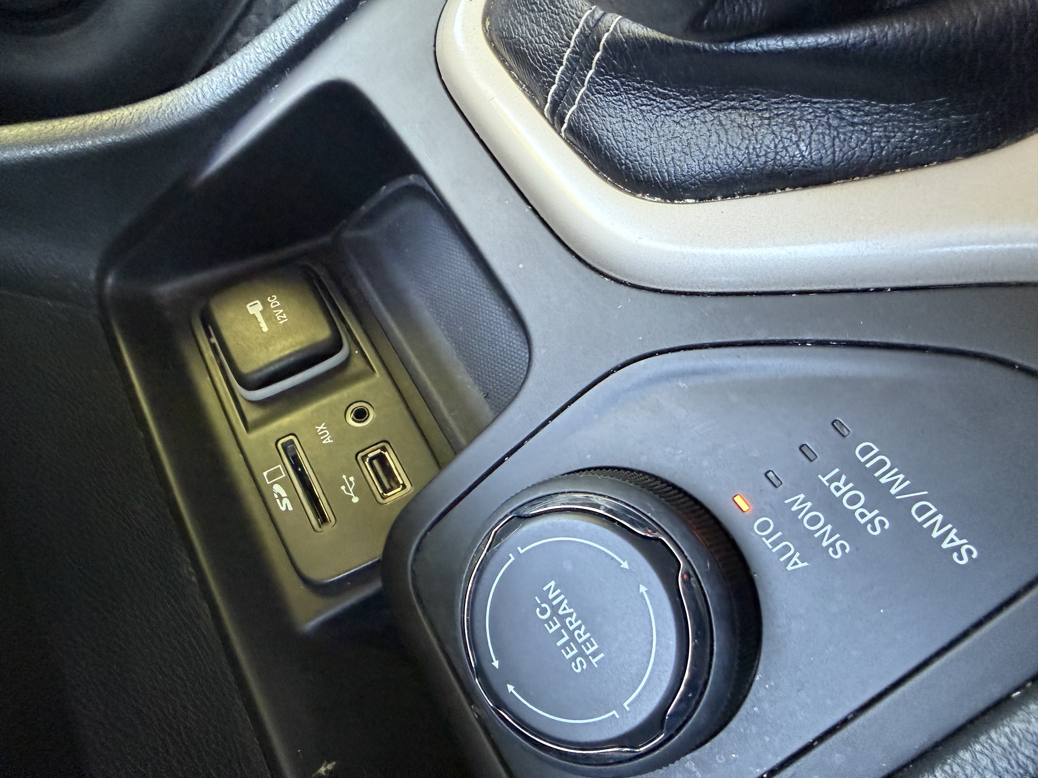 Used 2016 Jeep Cherokee Latitude w/ Cold Weather Group AWD/4WD image 17