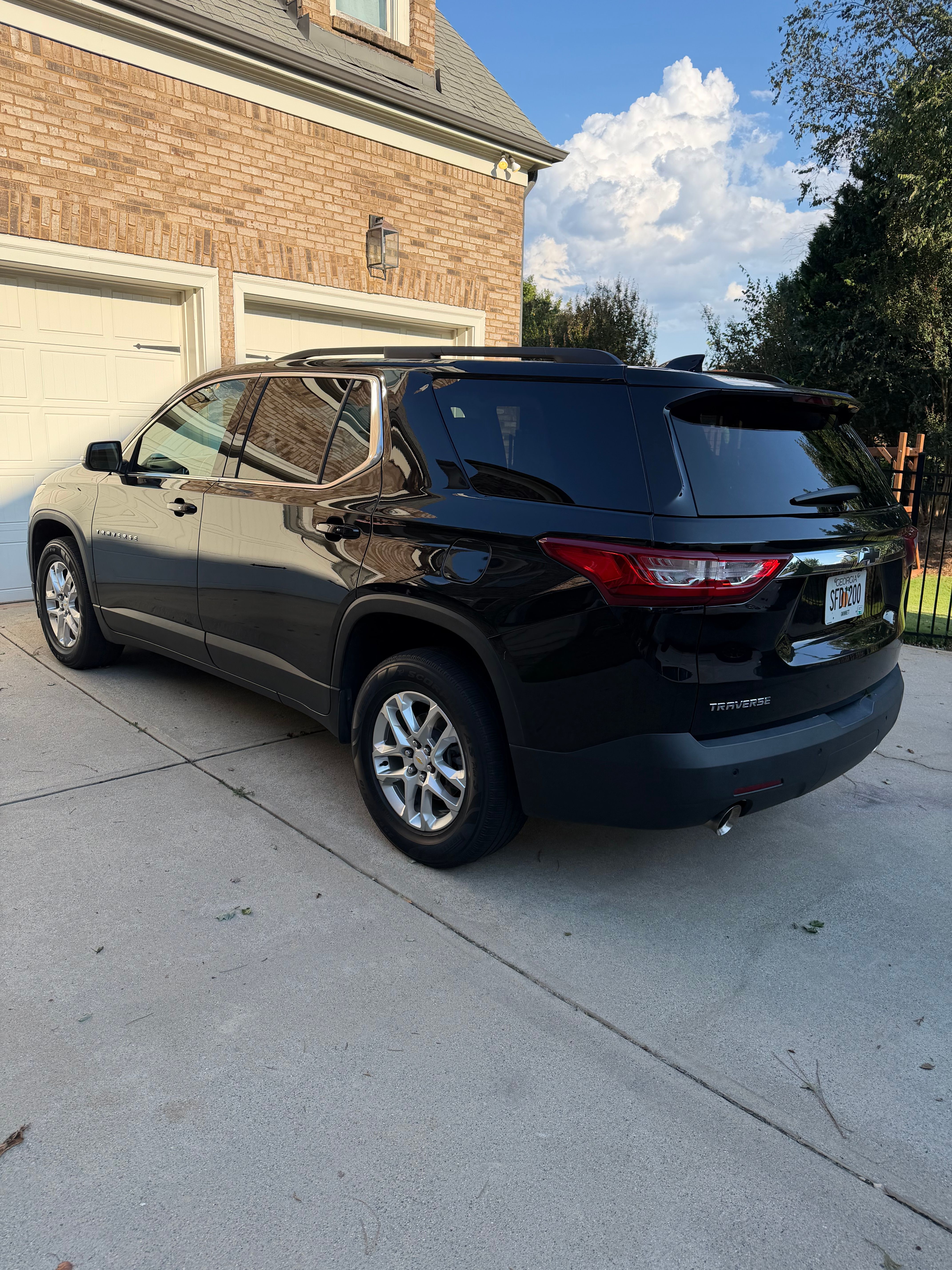 Used 2021 Chevrolet Traverse LT FWD image 2