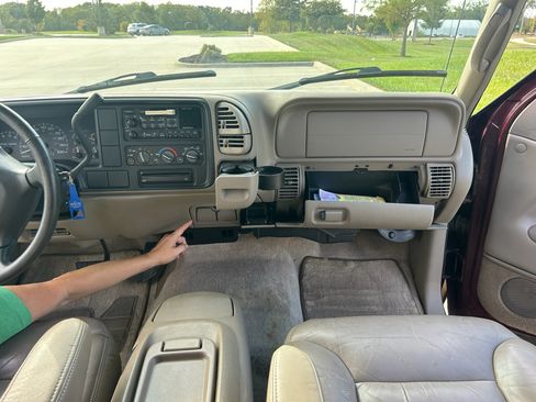 Used 1999 GMC Suburban Sport Utility w/ Marketing Opt Pkg 3 image 11