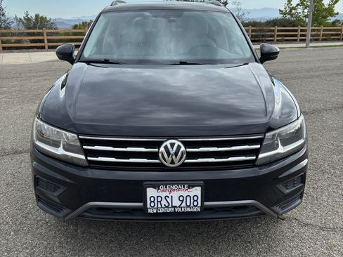 Used 2020 Volkswagen Tiguan SE w/ Panoramic Sunroof Package FWD image 2